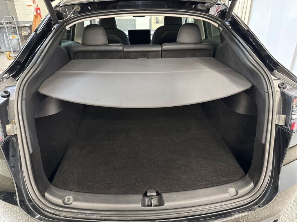 Tesla Model Y 2023 Musta
