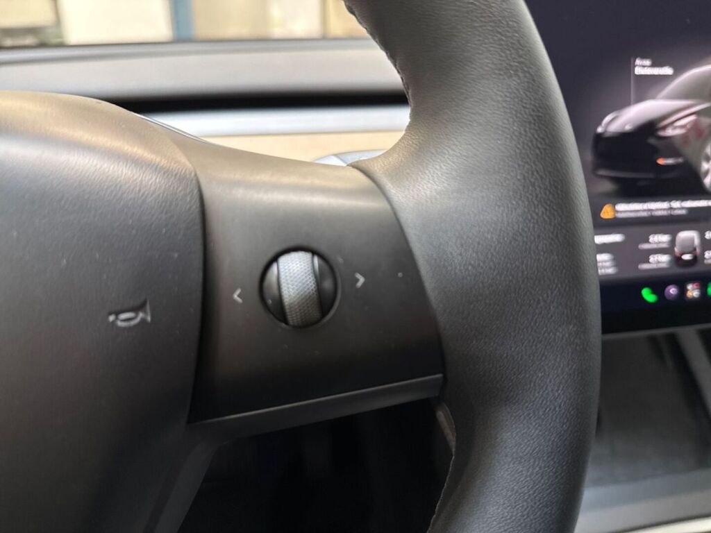 Tesla Model Y 2023 Musta