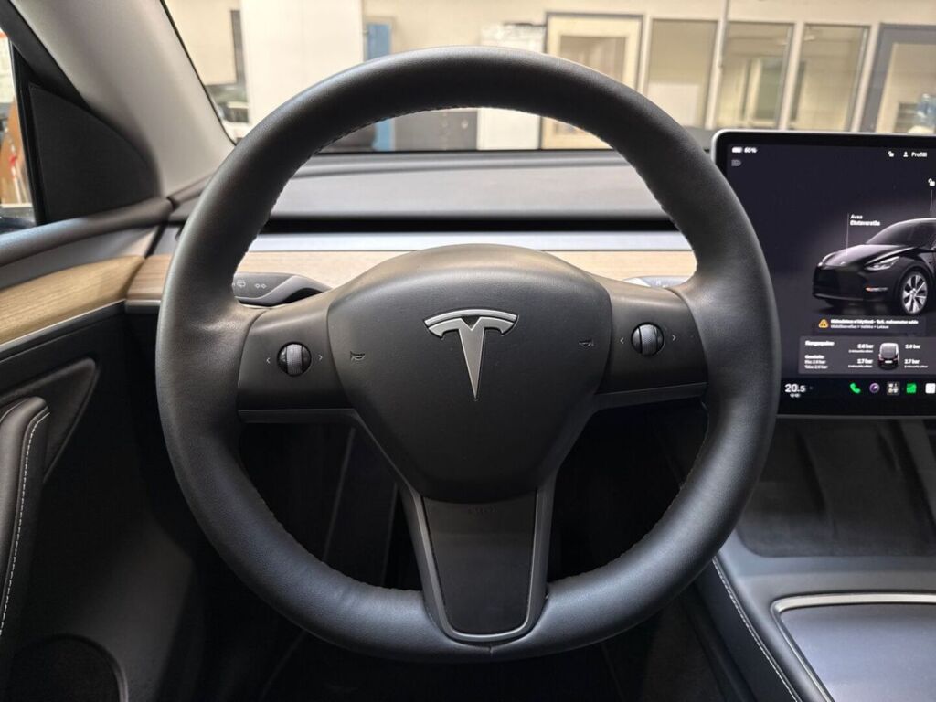 Tesla Model Y 2023 Musta
