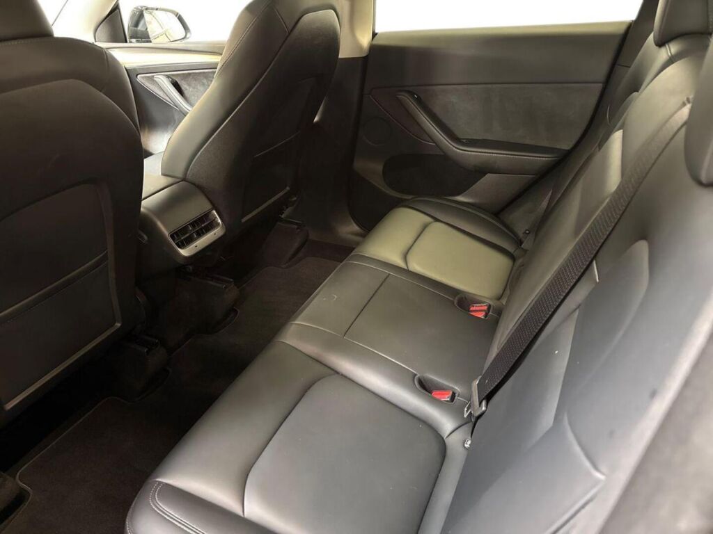 Tesla Model Y 2023 Musta