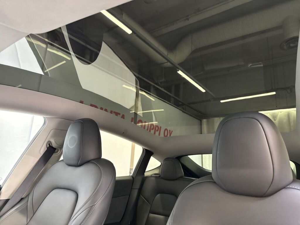 Tesla Model Y 2023 Musta