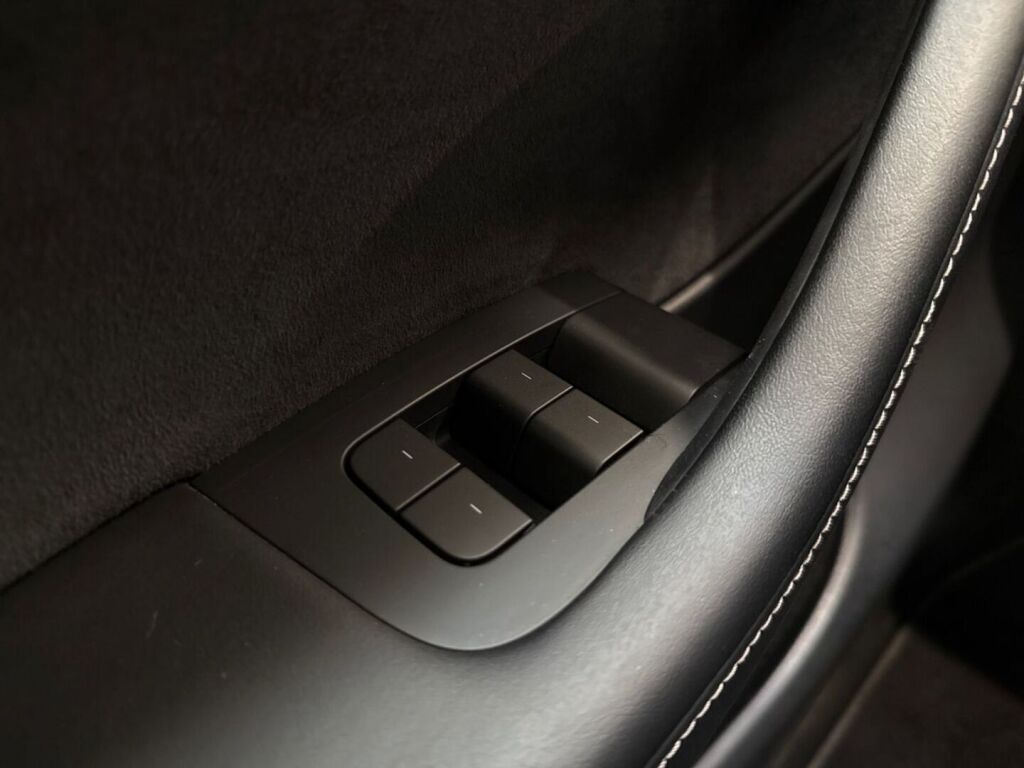 Tesla Model Y 2023 Musta