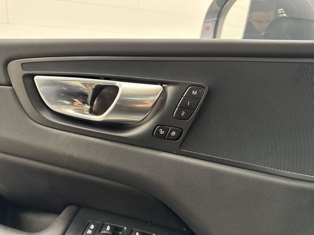 Volvo XC60 2023 Harmaa