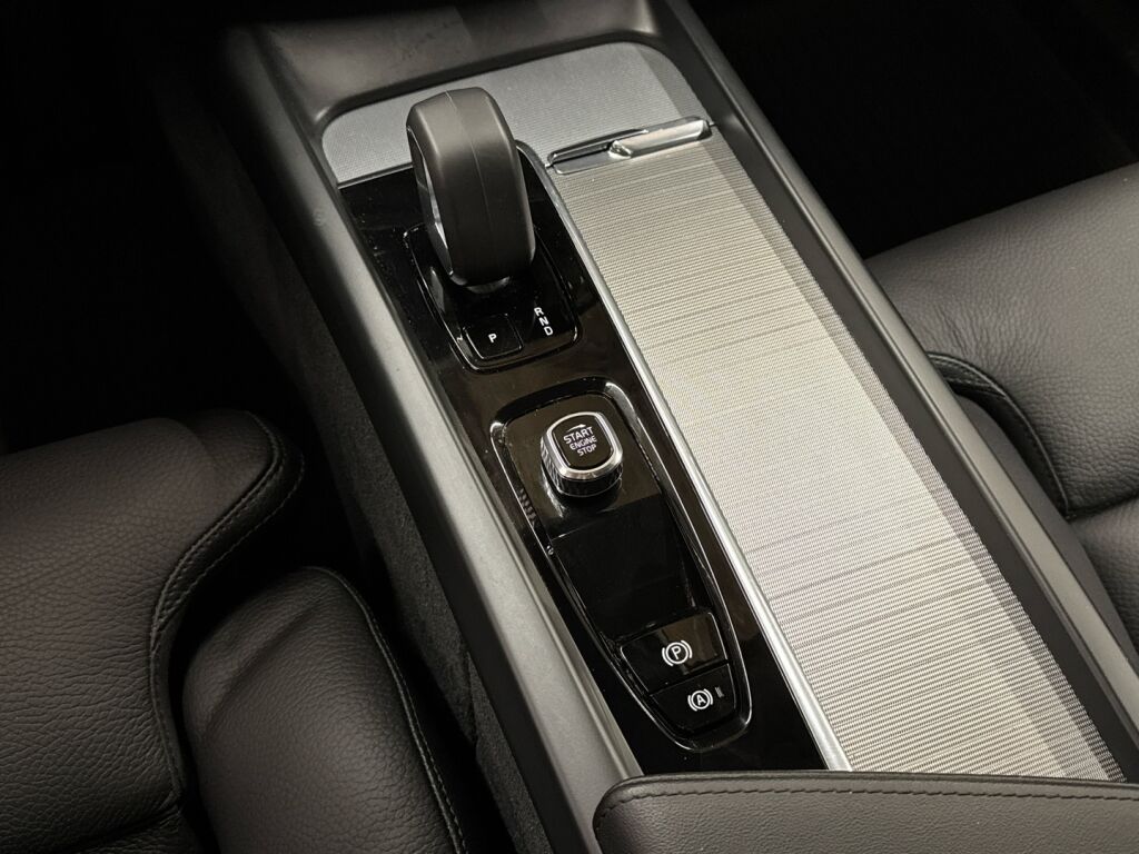 Volvo XC60 2023 Harmaa