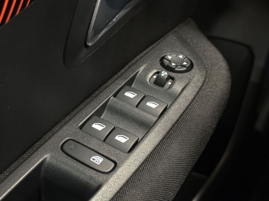 Peugeot 208 2022 Valkoinen