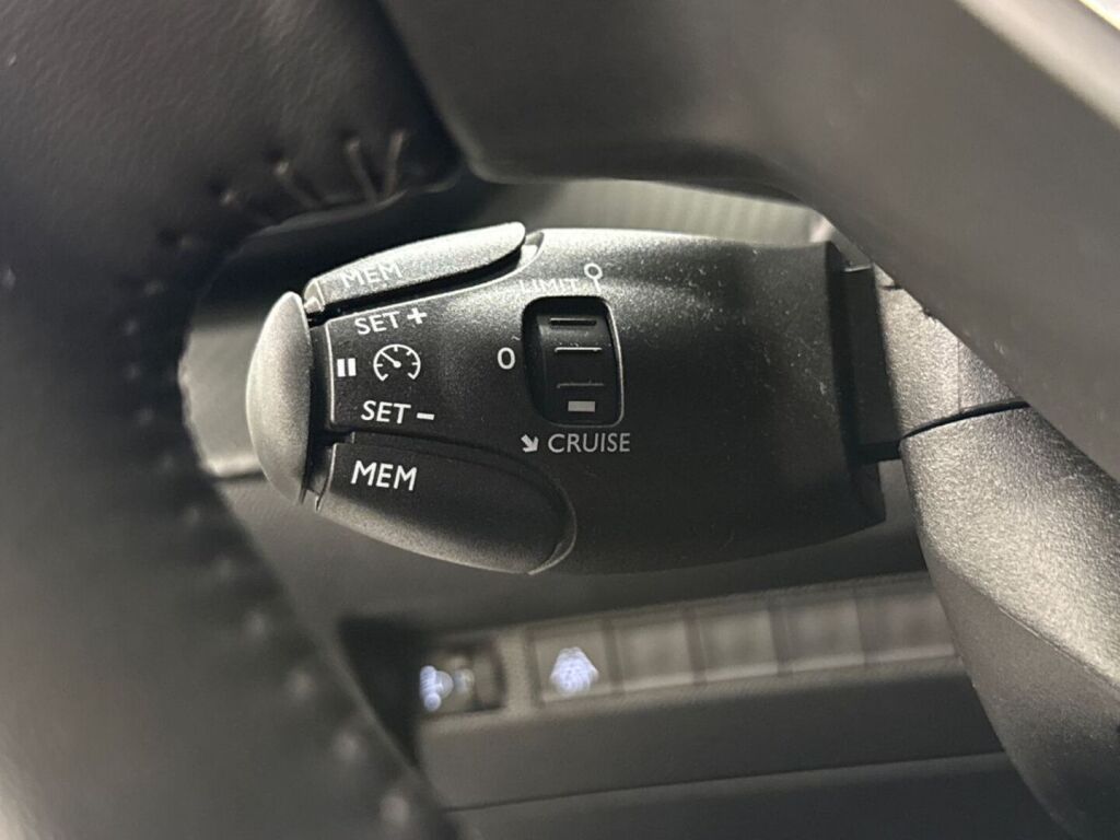 Peugeot 208 2022 Valkoinen