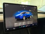 Tesla Model Y 2023 Sininen