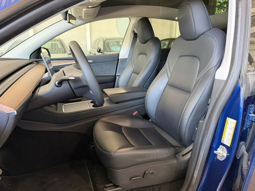 Tesla Model Y 2023 Sininen