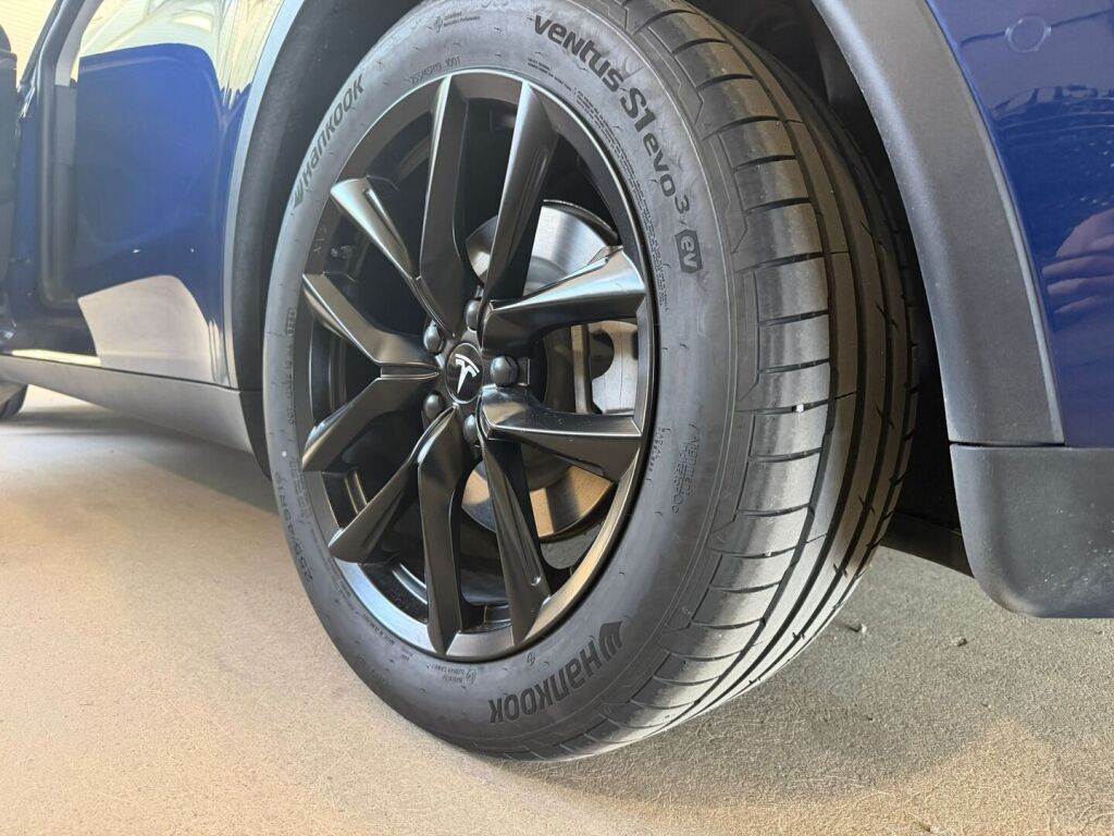 Tesla Model Y 2023 Sininen