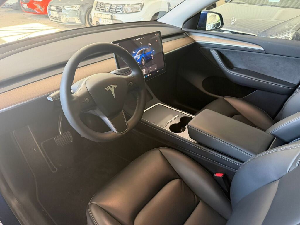 Tesla Model Y 2023 Sininen