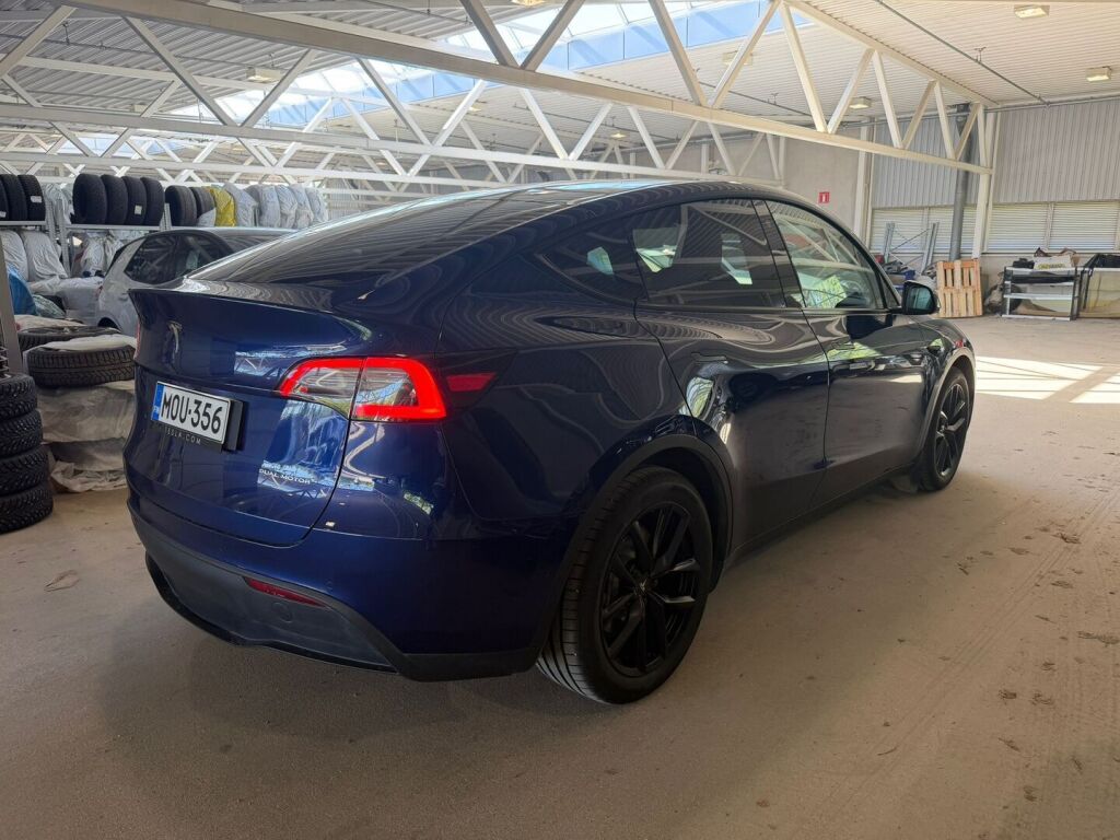 Tesla Model Y 2023 Sininen