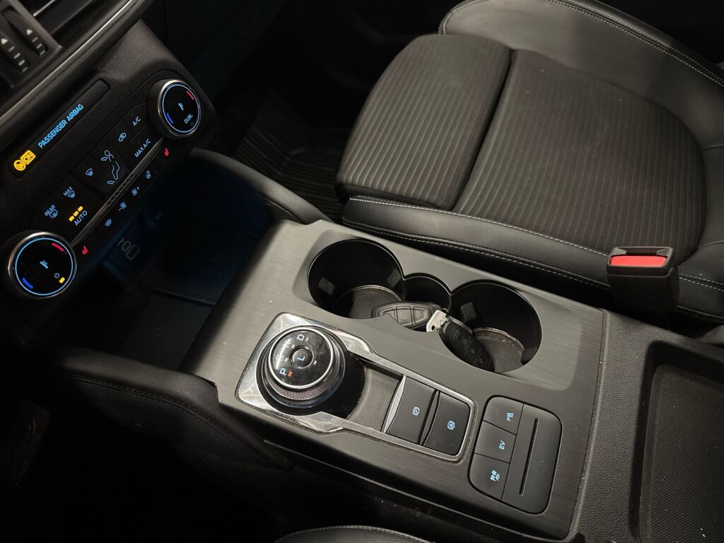 Ford Kuga 2023 Punainen