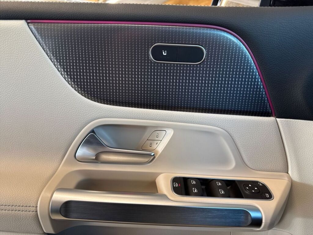 Mercedes-Benz EQB 2022 Musta