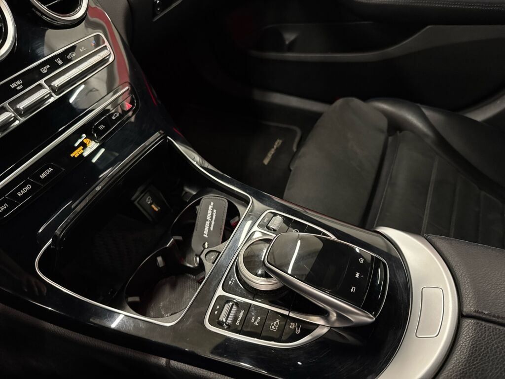 Mercedes-Benz C 2021 Musta