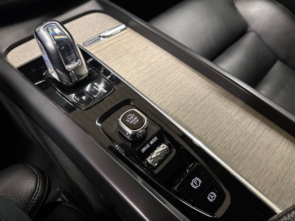 Volvo XC60 2018 Musta