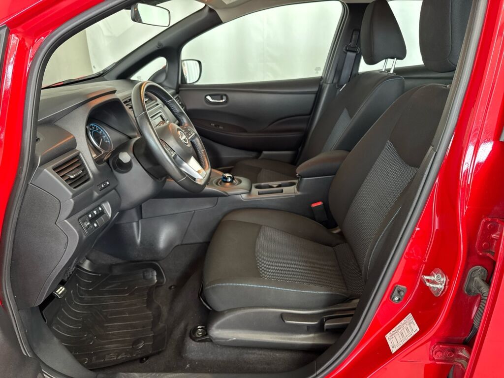 Nissan Leaf 2023 Punainen