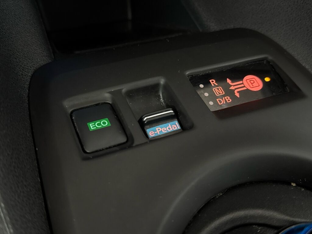 Nissan Leaf 2023 Punainen