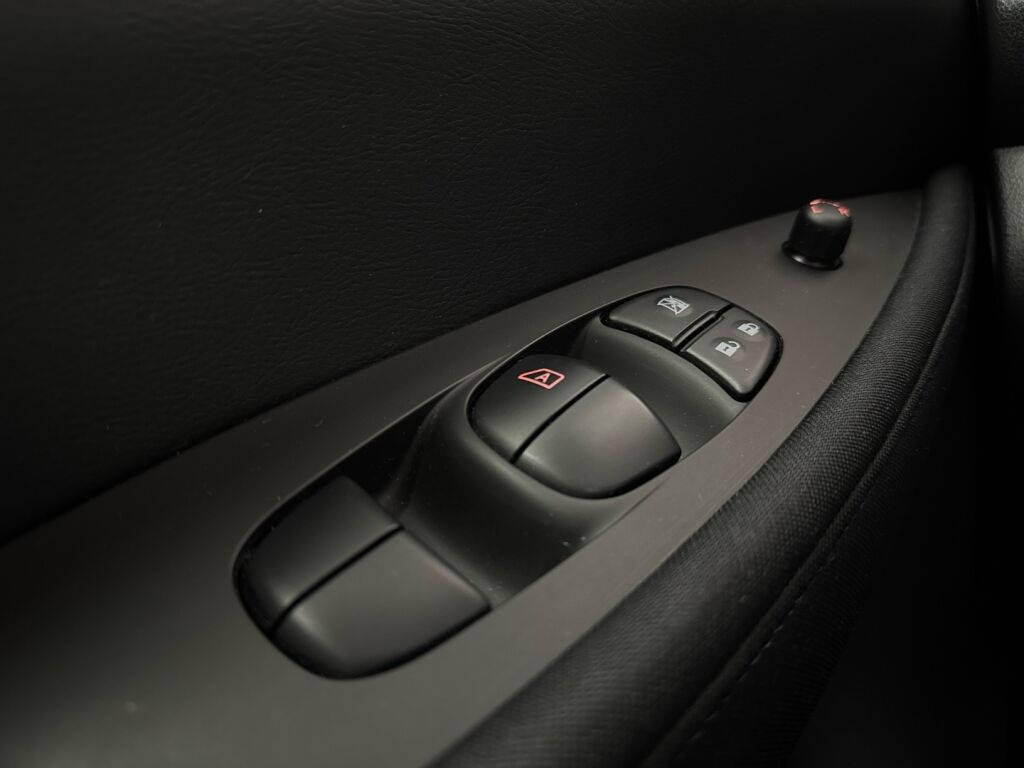 Nissan Leaf 2023 Punainen