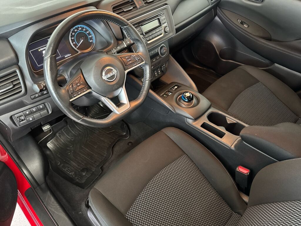 Nissan Leaf 2023 Punainen