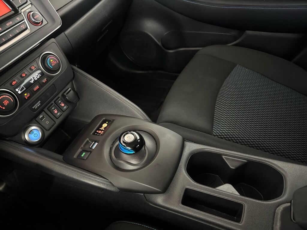 Nissan Leaf 2023 Punainen