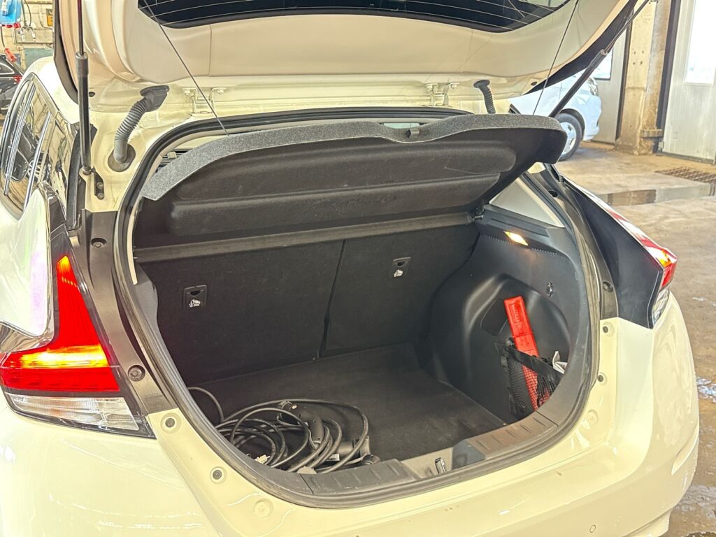 Nissan Leaf 2023 Valkoinen