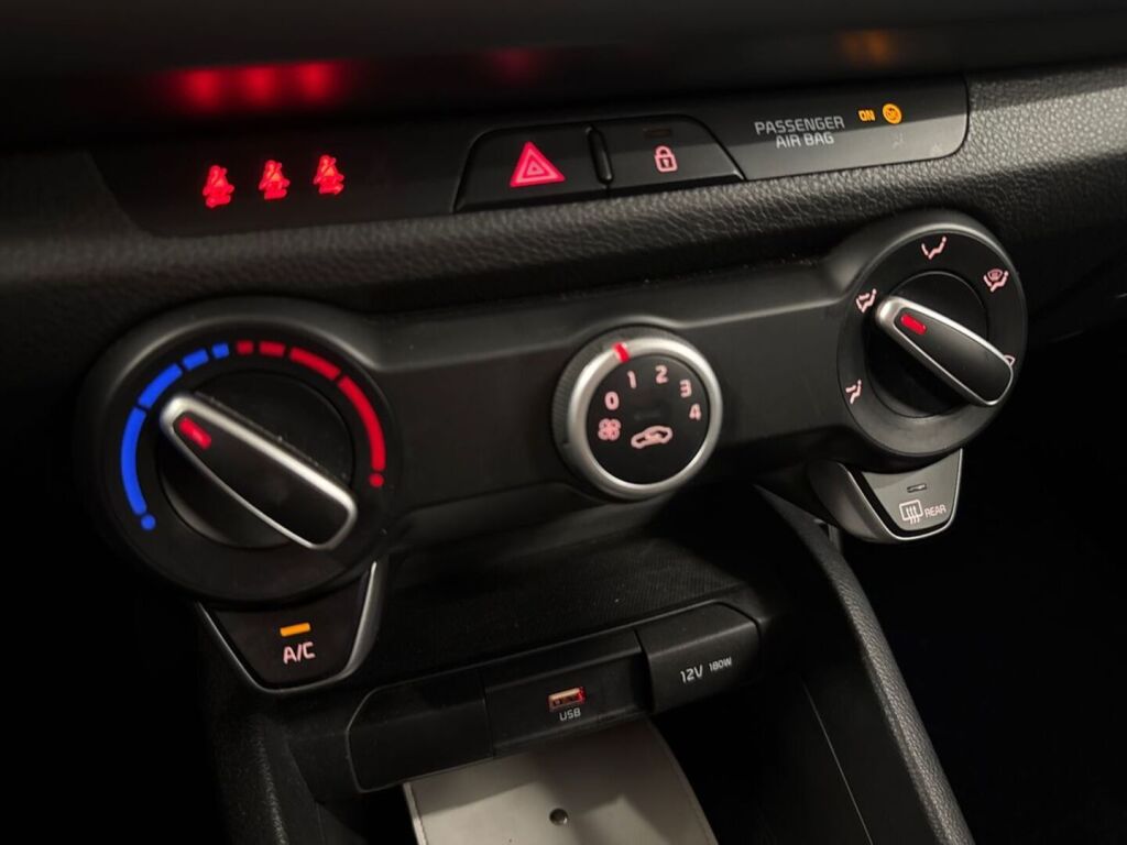 Kia Rio 2023 Sininen