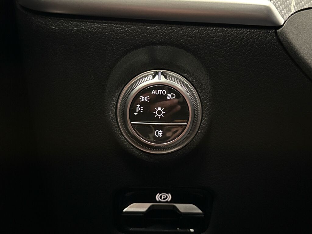 Mercedes-Benz C 2023 Musta