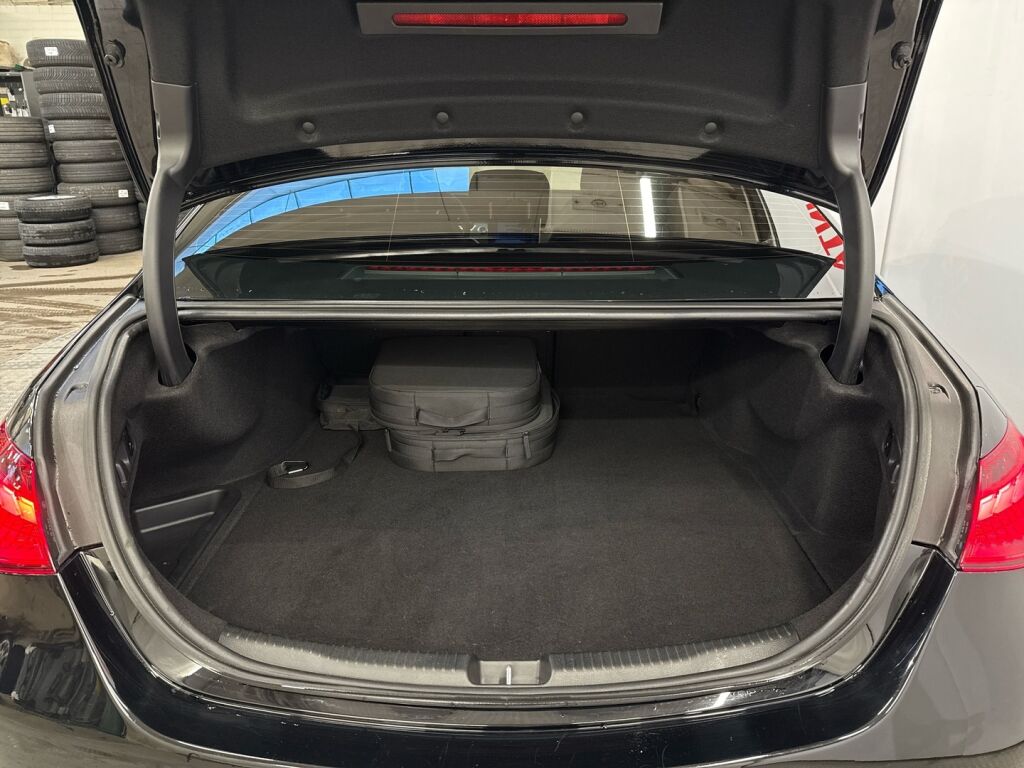 Mercedes-Benz C 2023 Musta