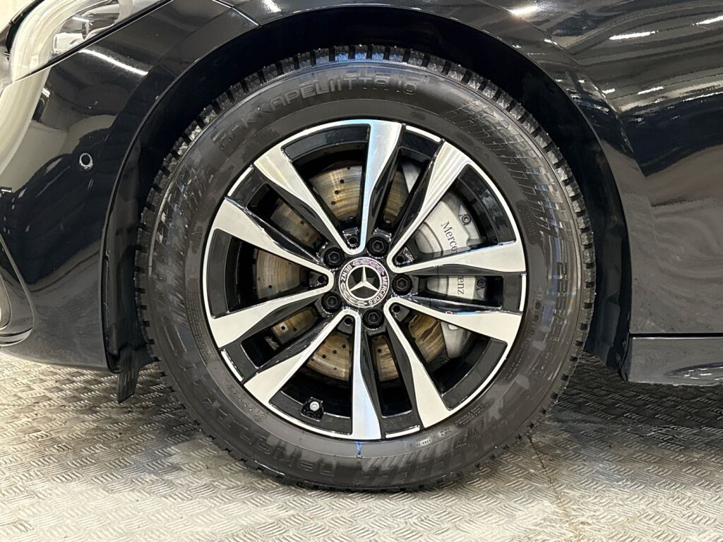 Mercedes-Benz C 2023 Musta