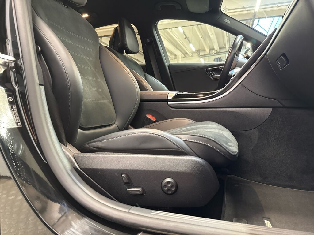 Mercedes-Benz C 2023 Musta