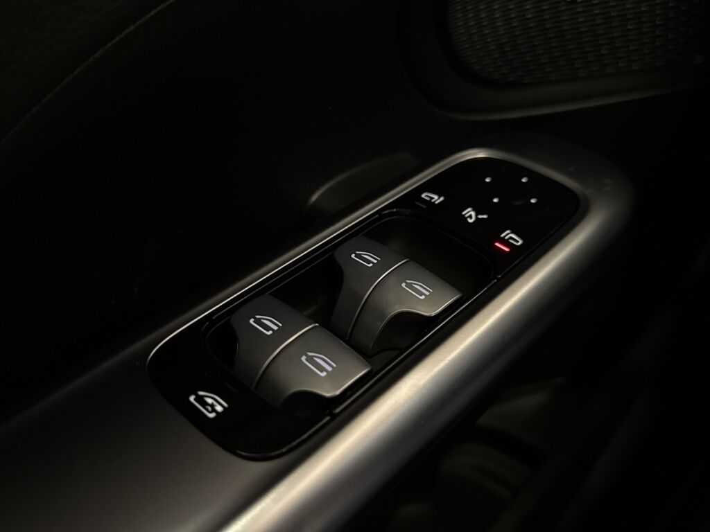 Mercedes-Benz C 2023 Musta