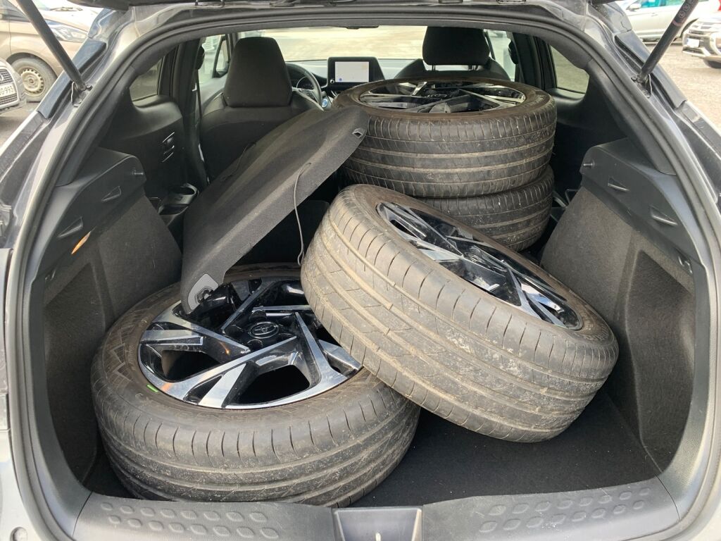 Toyota C-HR 2023 Harmaa