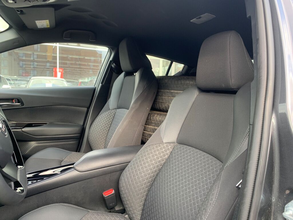 Toyota C-HR 2023 Harmaa