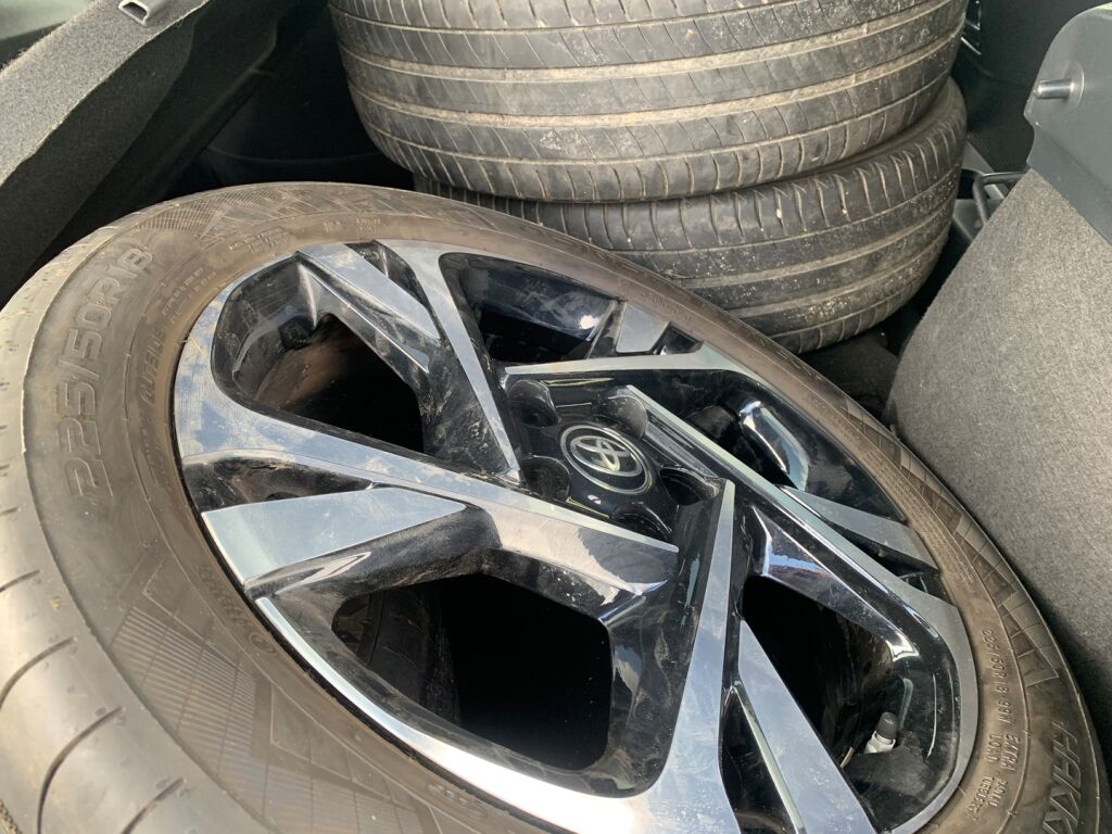 Toyota C-HR 2023 Harmaa