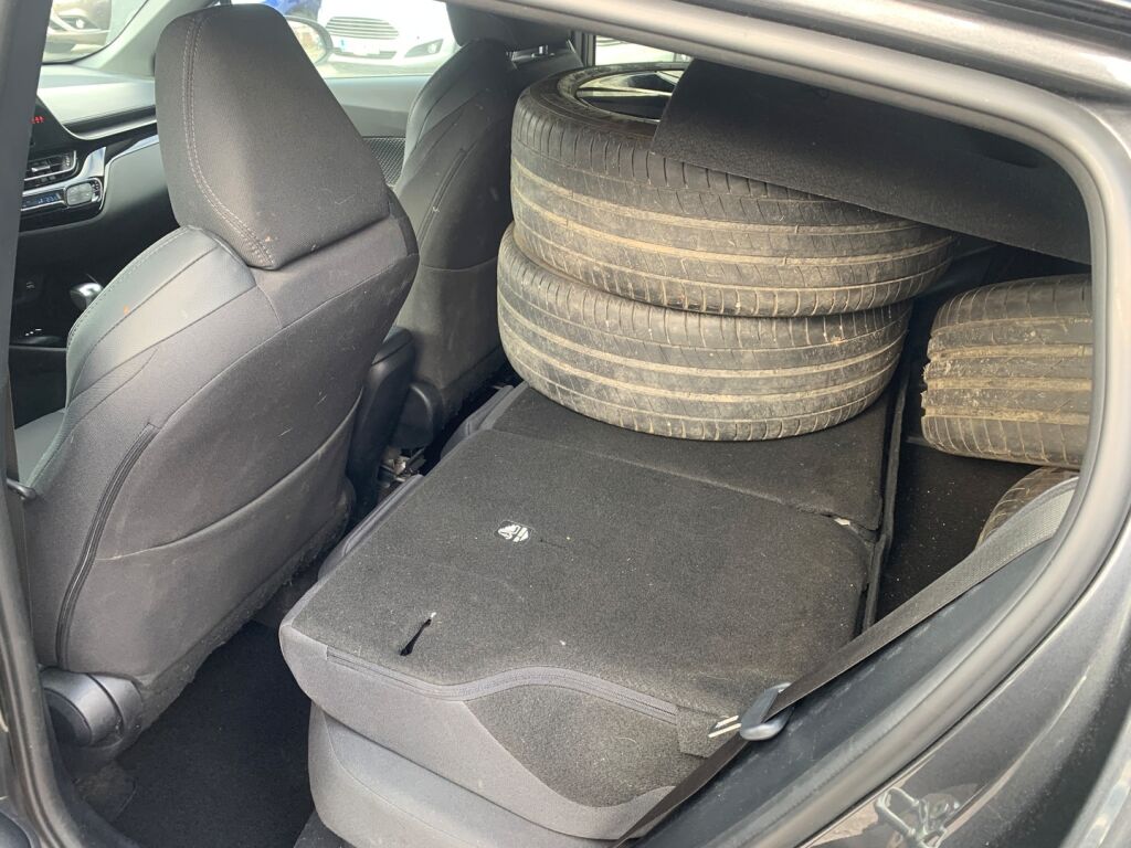 Toyota C-HR 2023 Harmaa