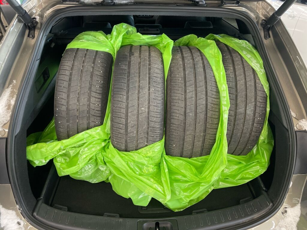 Toyota Corolla 2023 Ruskea (beige)