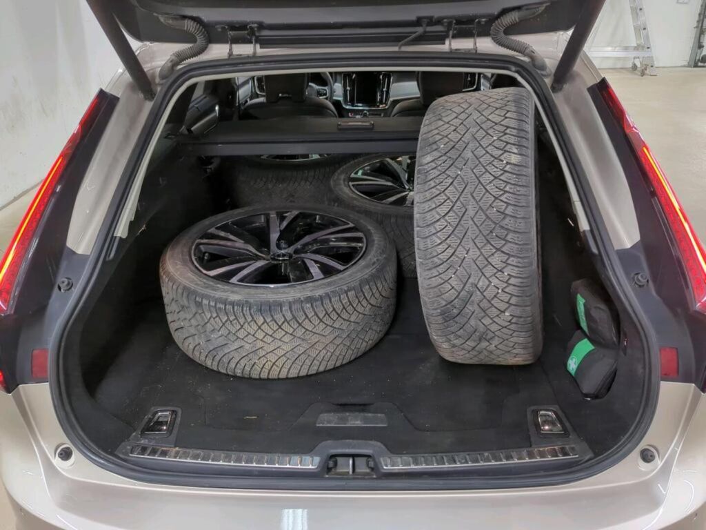 Volvo V90 2024 Ruskea (beige)