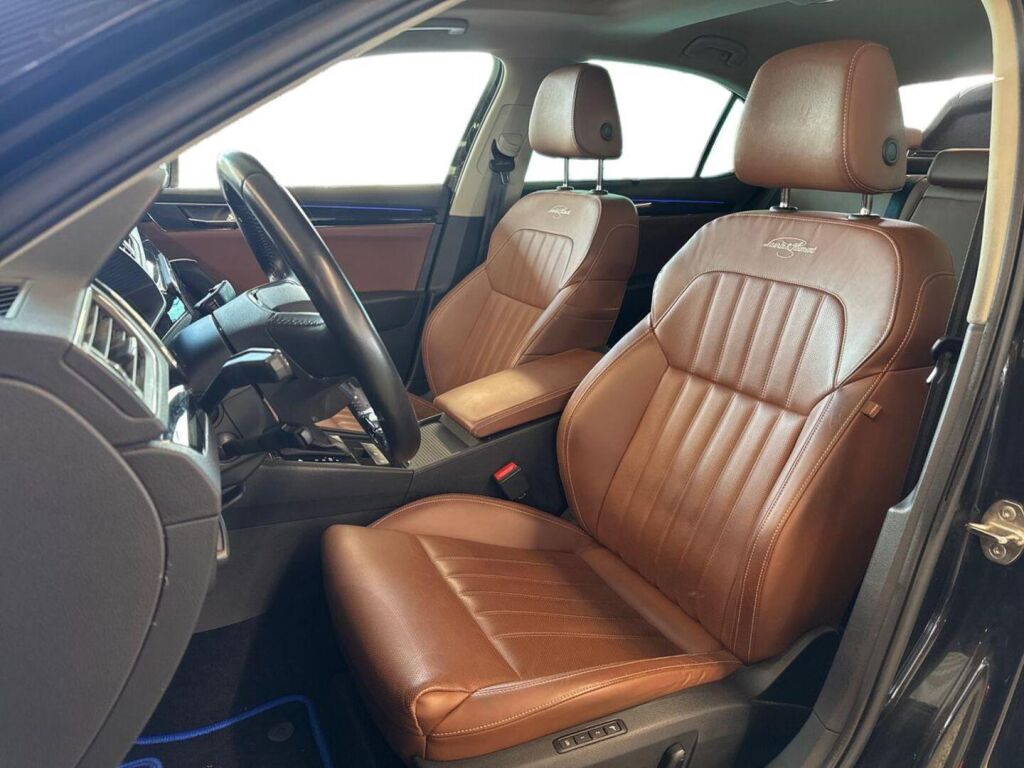 Skoda Superb 2023 Musta