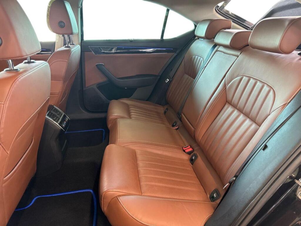 Skoda Superb 2023 Musta