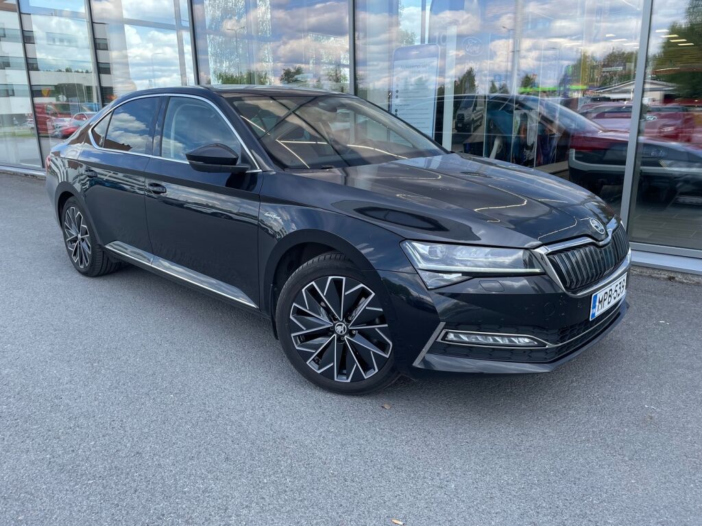 Skoda Superb 2023 Musta