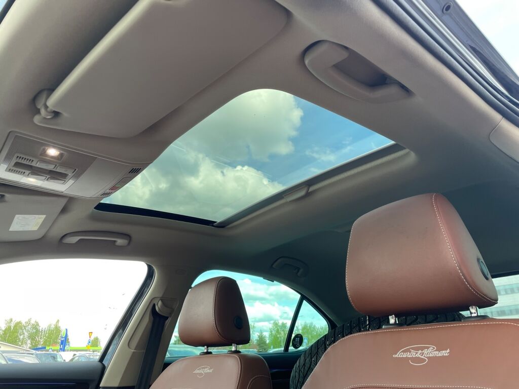 Skoda Superb 2023 Musta