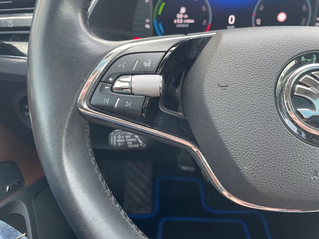 Skoda Superb 2023 Musta