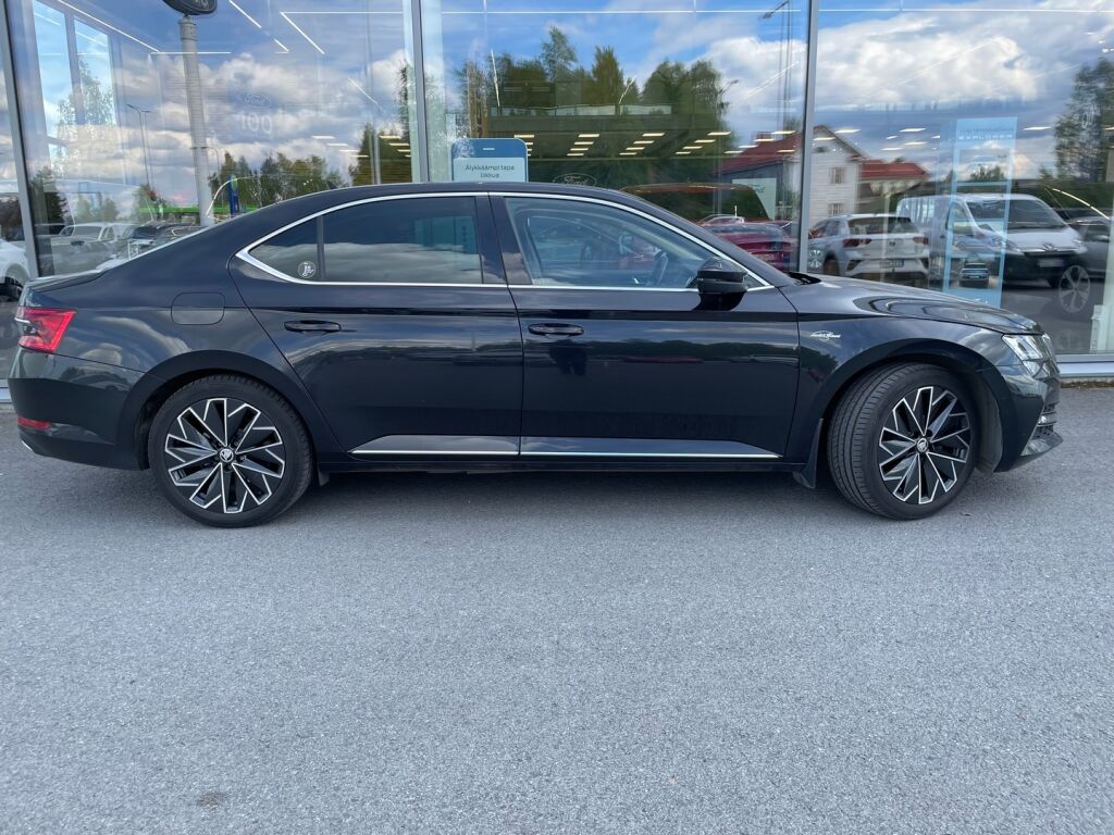 Skoda Superb 2023 Musta