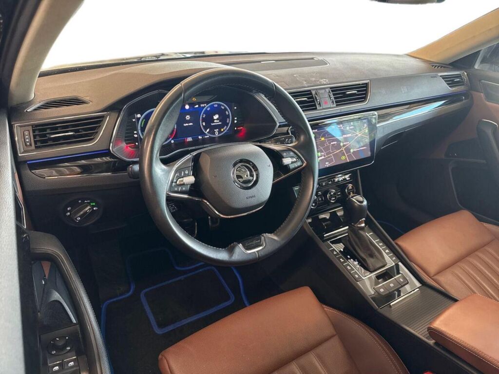 Skoda Superb 2023 Musta