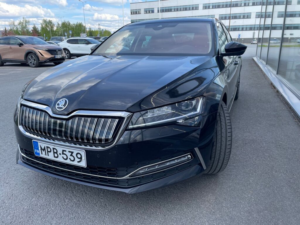 Skoda Superb 2023 Musta