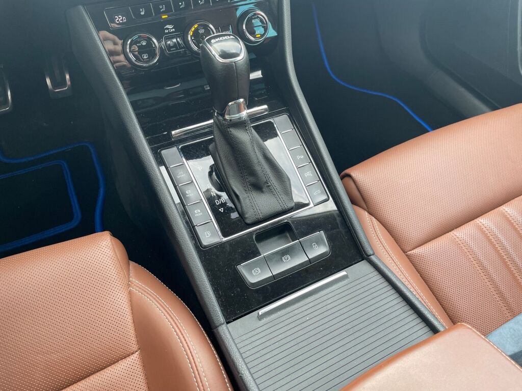 Skoda Superb 2023 Musta