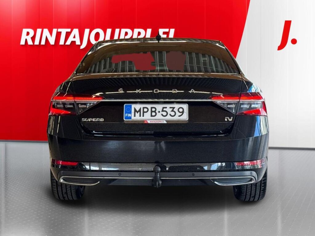 Skoda Superb 2023 Musta