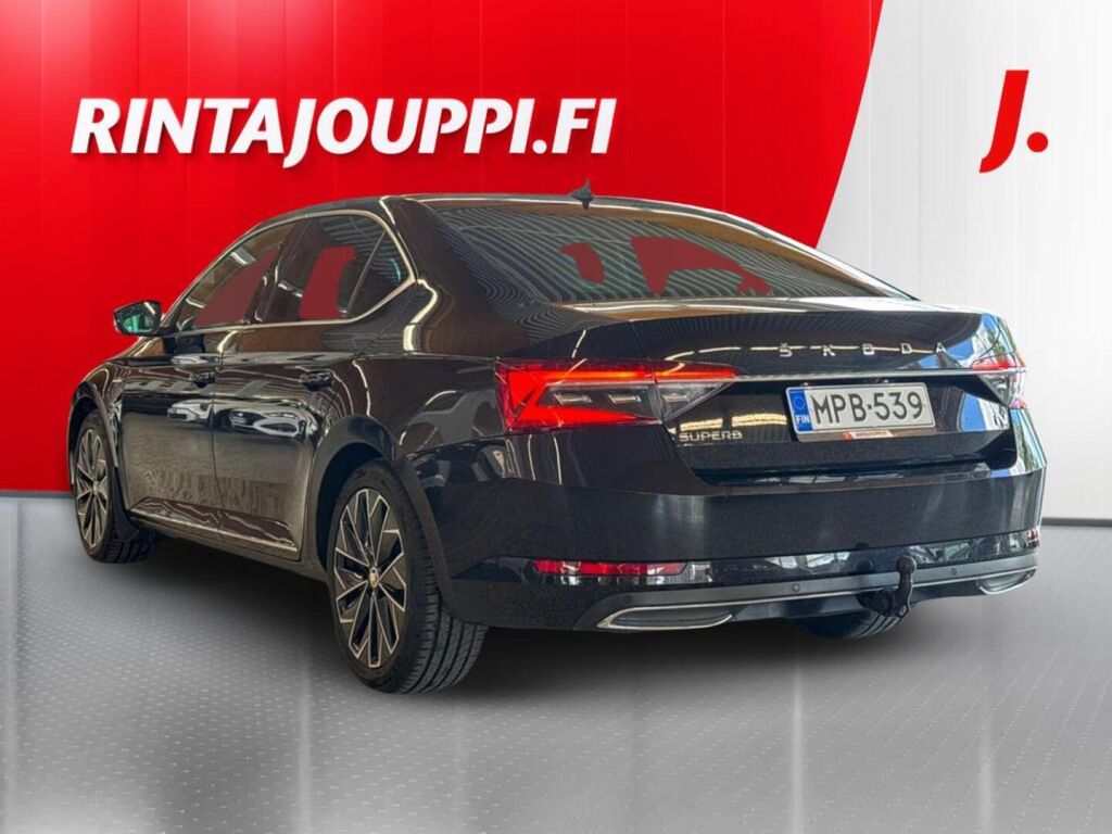 Skoda Superb 2023 Musta