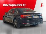 Skoda Superb 2023 Musta
