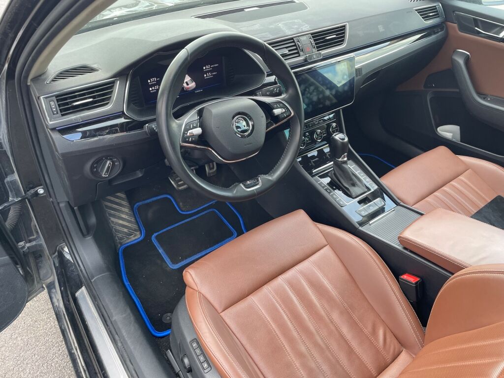 Skoda Superb 2023 Musta